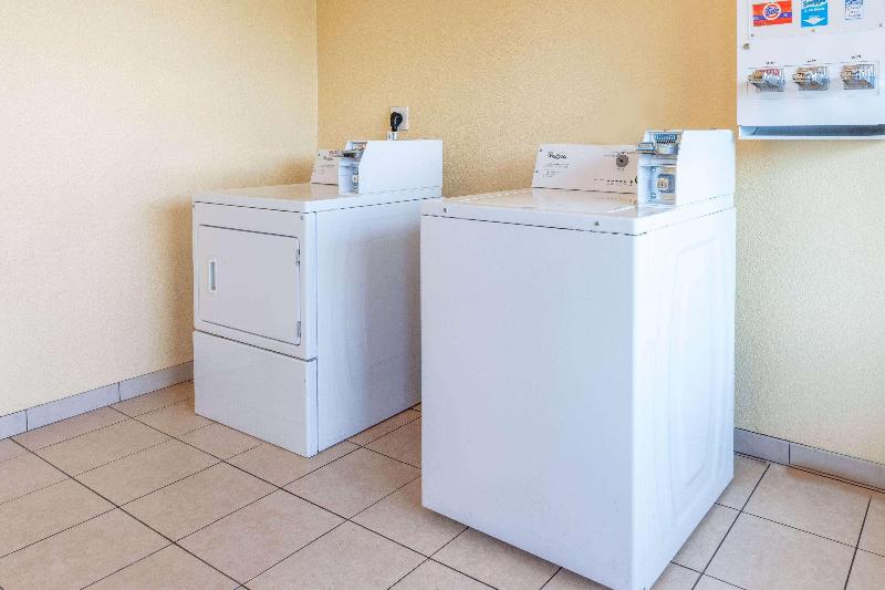 호텔 Days Inn By Wyndham Charles Town