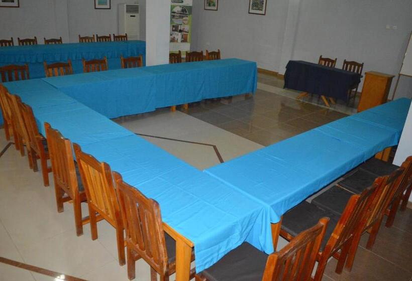 בית מלון כפרי Elmina Bay Resort