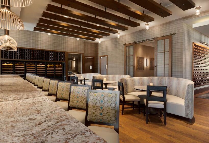 בית מלון כפרי Embassy Suites By Hilton Greenville Downtown Riverplace