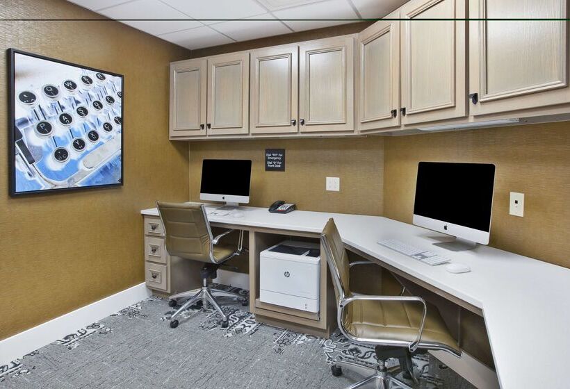 هتل Hampton Inn & Suites Alliance