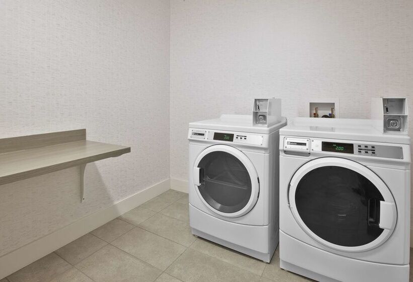 ホテル Hampton Inn & Suites Alliance