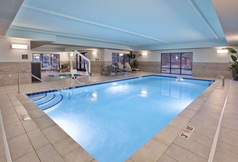 ホテル Hampton Inn & Suites Alliance