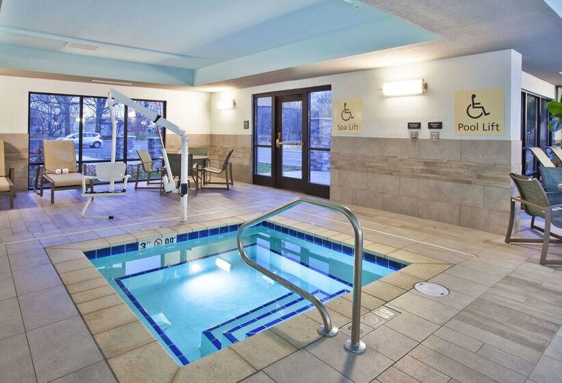 ホテル Hampton Inn & Suites Alliance