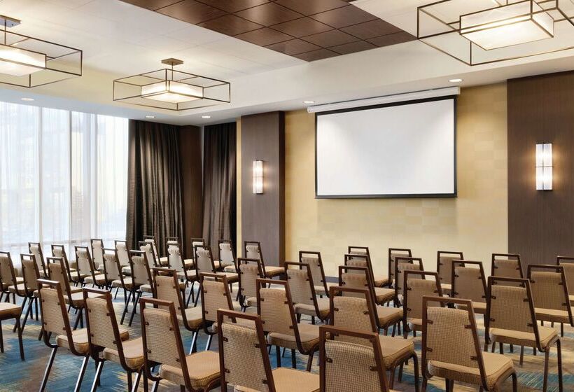 בית מלון כפרי Hilton Garden Inn Calgary Downtown