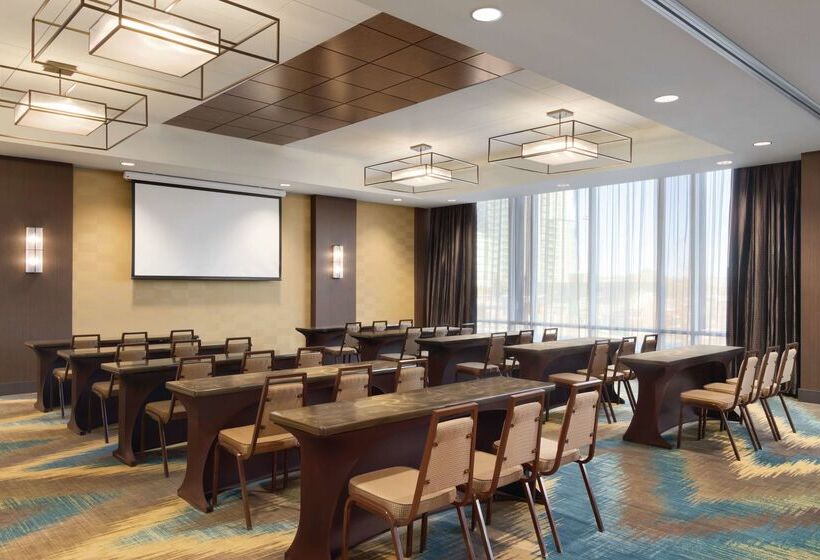 בית מלון כפרי Hilton Garden Inn Calgary Downtown