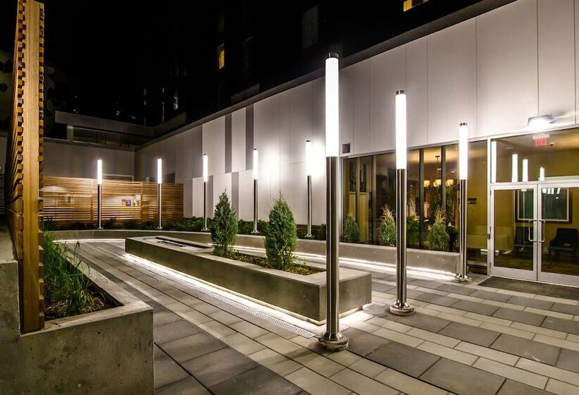 בית מלון כפרי Hilton Garden Inn Calgary Downtown