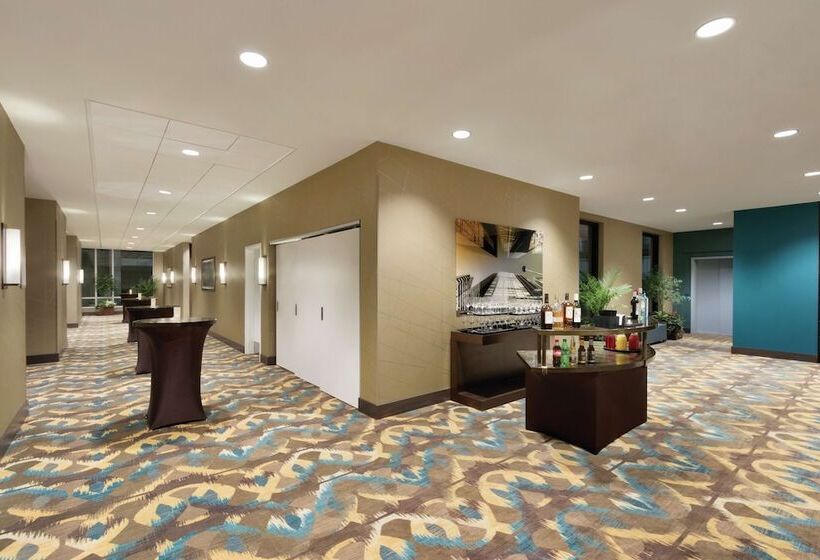 בית מלון כפרי Hilton Garden Inn Calgary Downtown