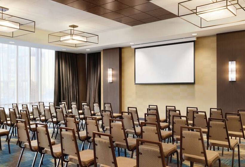 בית מלון כפרי Hilton Garden Inn Calgary Downtown