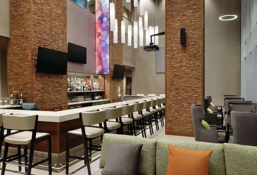 בית מלון כפרי Hilton Garden Inn Calgary Downtown