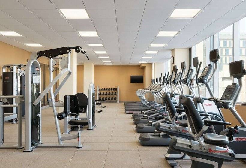 בית מלון כפרי Hilton Garden Inn Calgary Downtown