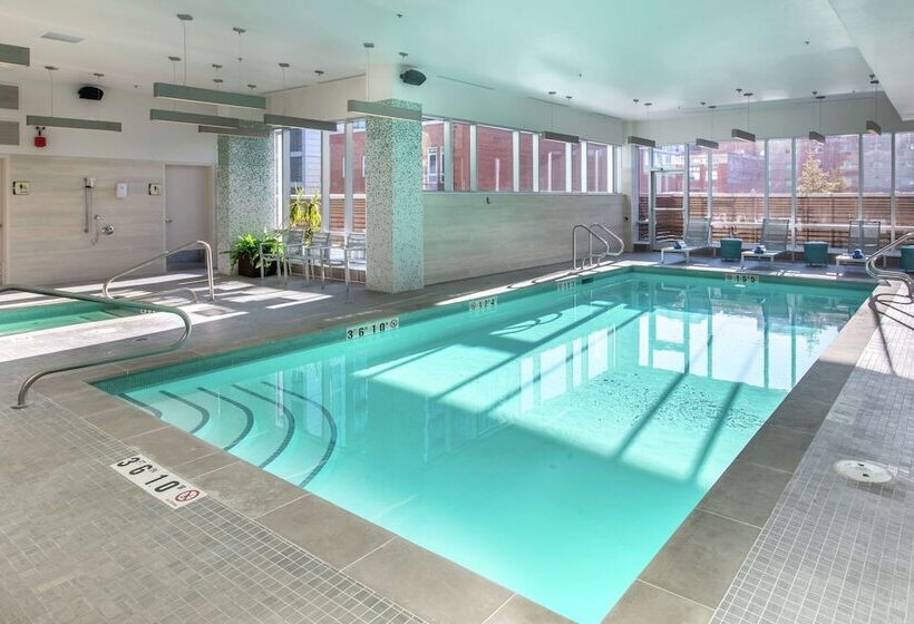 هتل Hilton Garden Inn Calgary Downtown