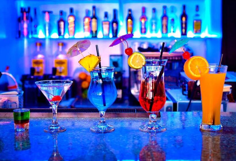 هتل Red Coco Inn De Boracay