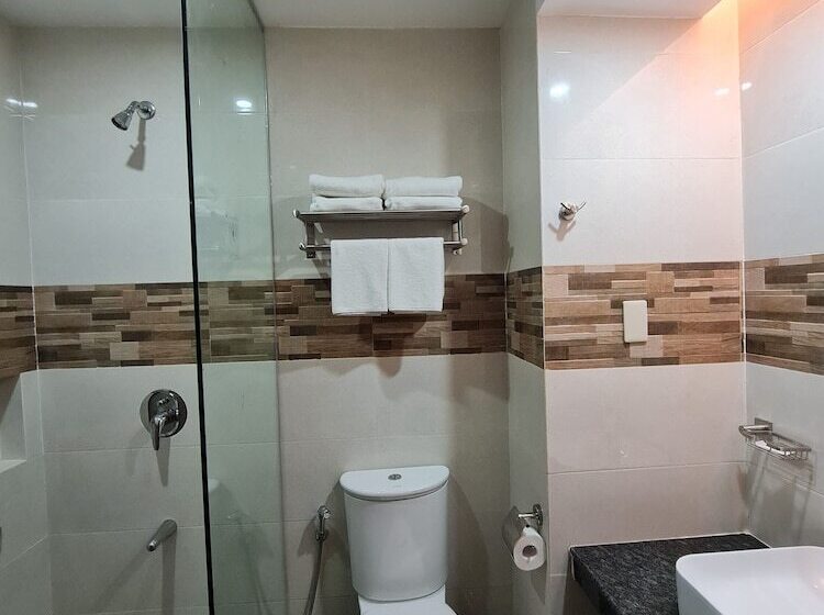 هتل Red Coco Inn De Boracay