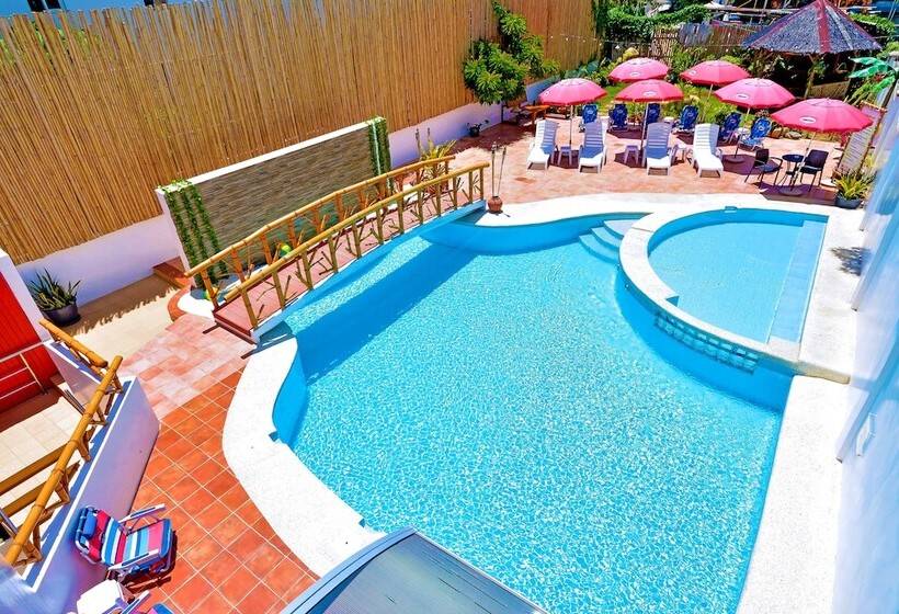 هتل Red Coco Inn De Boracay