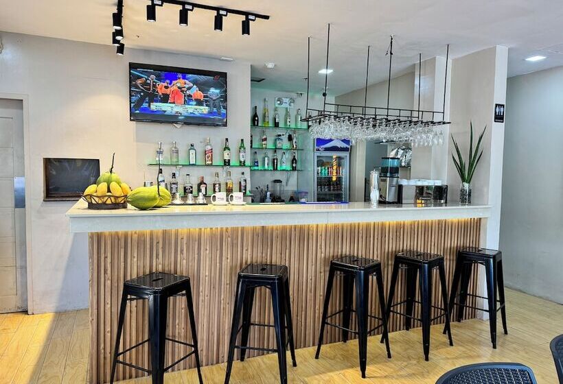 هتل Red Coco Inn De Boracay