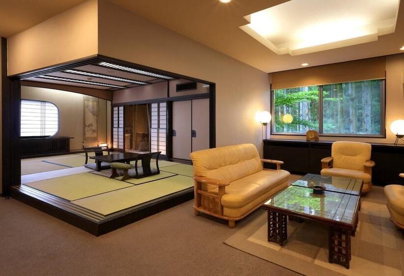 هتل Tsukagoshiyashichibee