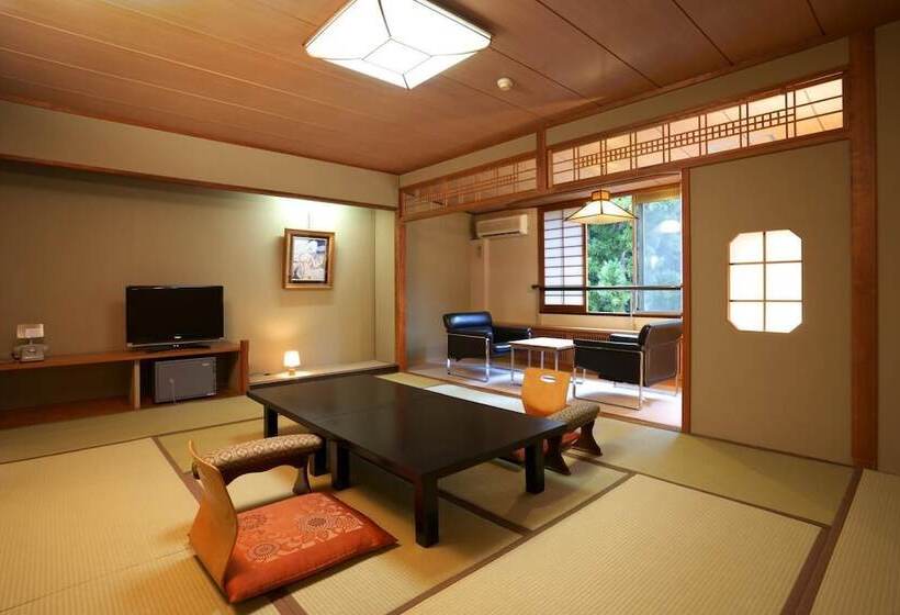 هتل Tsukagoshiyashichibee