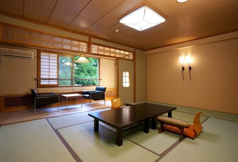 هتل Tsukagoshiyashichibee