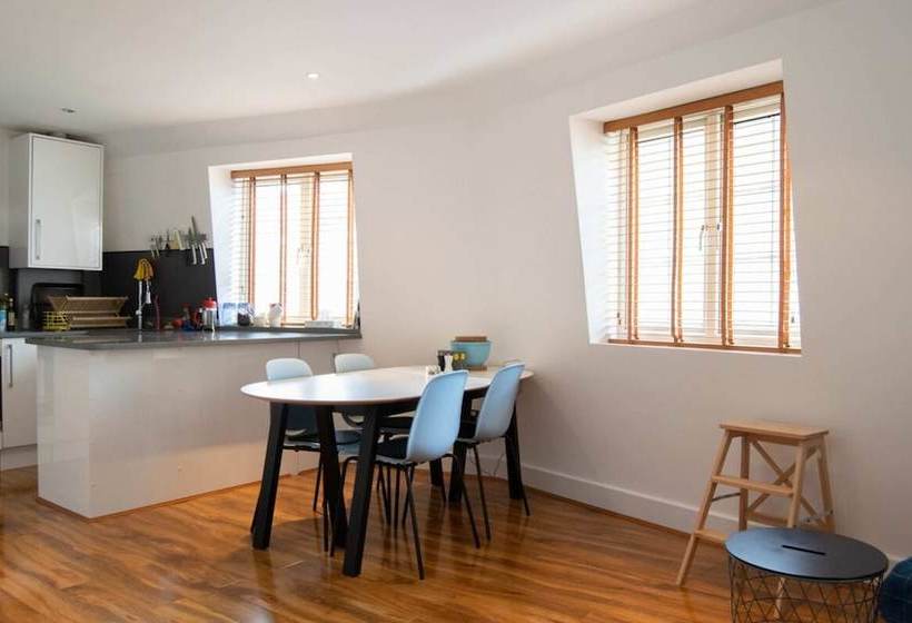 Modern And Central 2 Bedroom Apartment Close To Euston Station