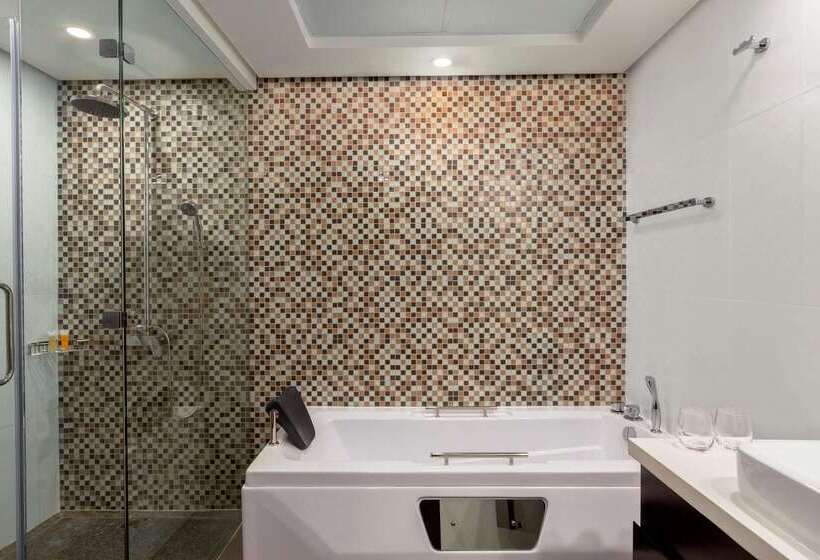 Ramada Hotel And Suites Amwaj Islands