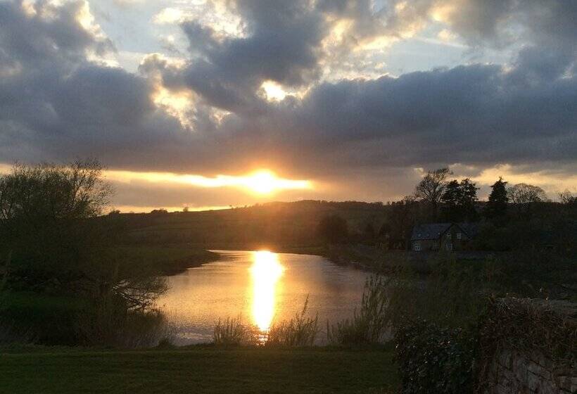 צימר Aberllynfi Riverside Guest House