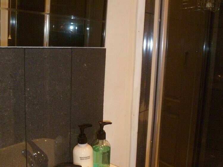 צימר Aberllynfi Riverside Guest House