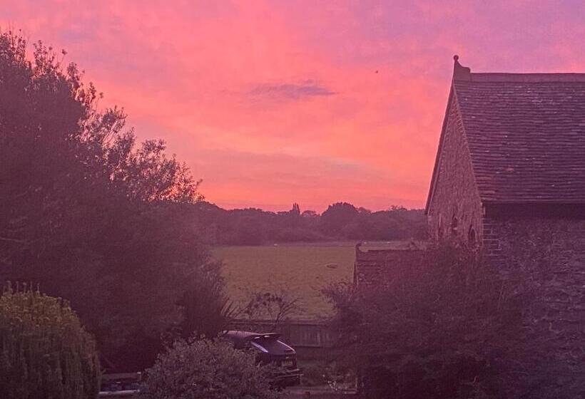 민박 Old Chapel Forge