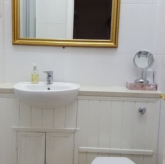 مبيت وإفطار The Abbey Hotel & Apartments