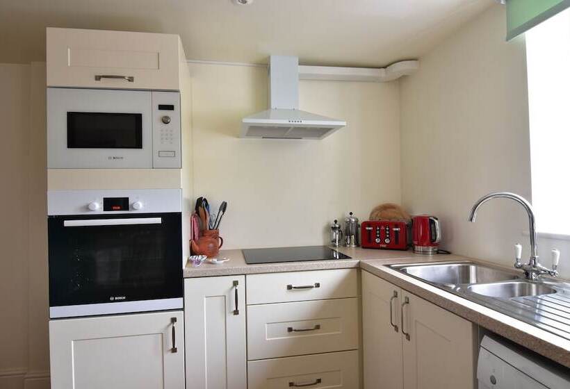 مبيت وإفطار The Abbey Hotel & Apartments