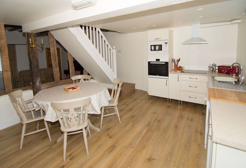 مبيت وإفطار The Abbey Hotel & Apartments