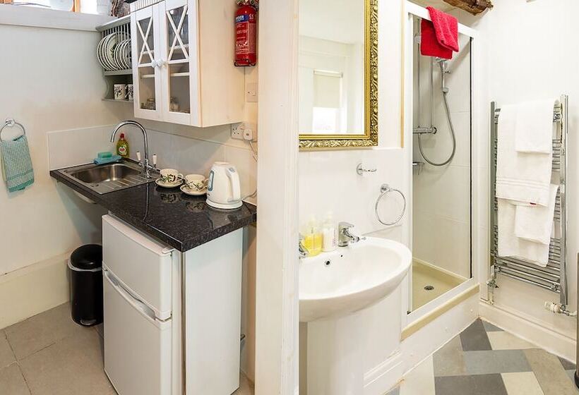 مبيت وإفطار The Abbey Hotel & Apartments