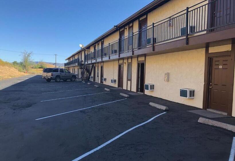 Golden Hills Motel