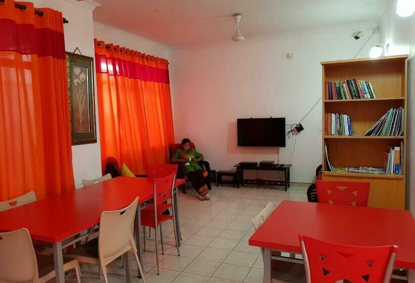 مسافرخانه Thambili Island @ Stubbs