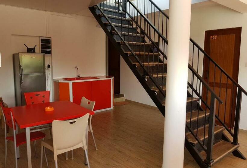 مسافرخانه Thambili Island @ Stubbs