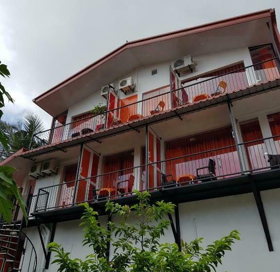 مسافرخانه Thambili Island @ Stubbs