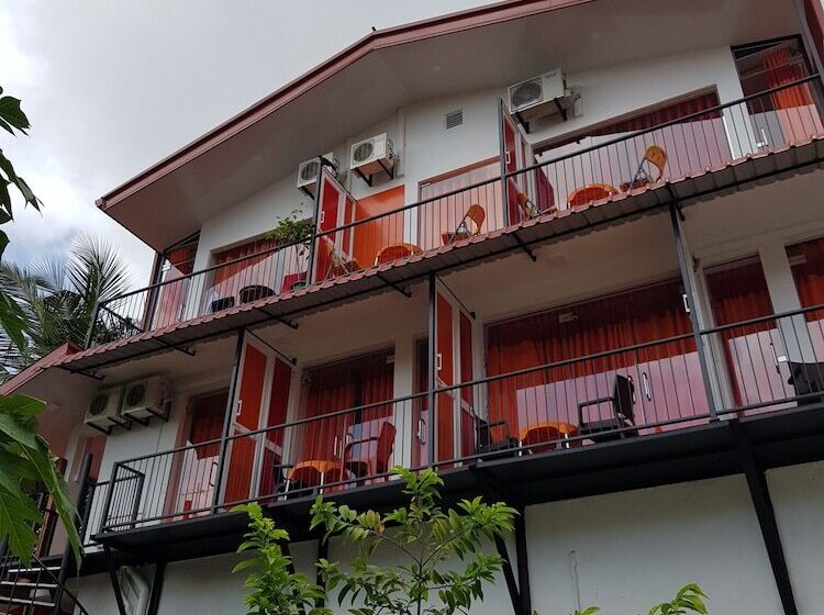 مسافرخانه Thambili Island @ Stubbs