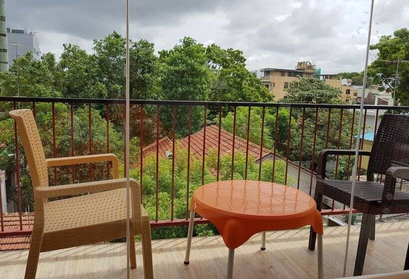 مسافرخانه Thambili Island @ Stubbs