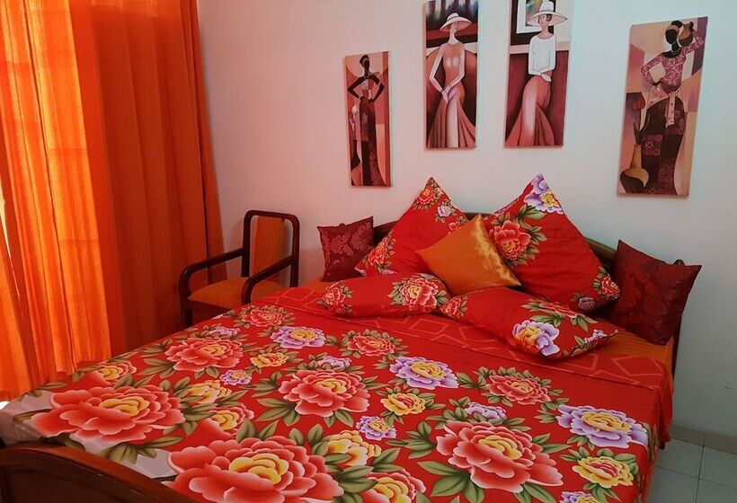 مسافرخانه Thambili Island @ Stubbs