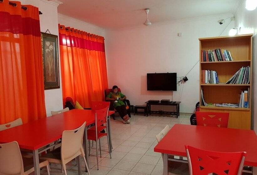 مسافرخانه Thambili Island @ Stubbs