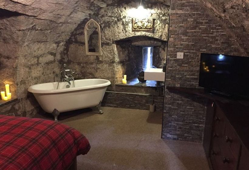 בית מלון כפרי Castle Levan B&b