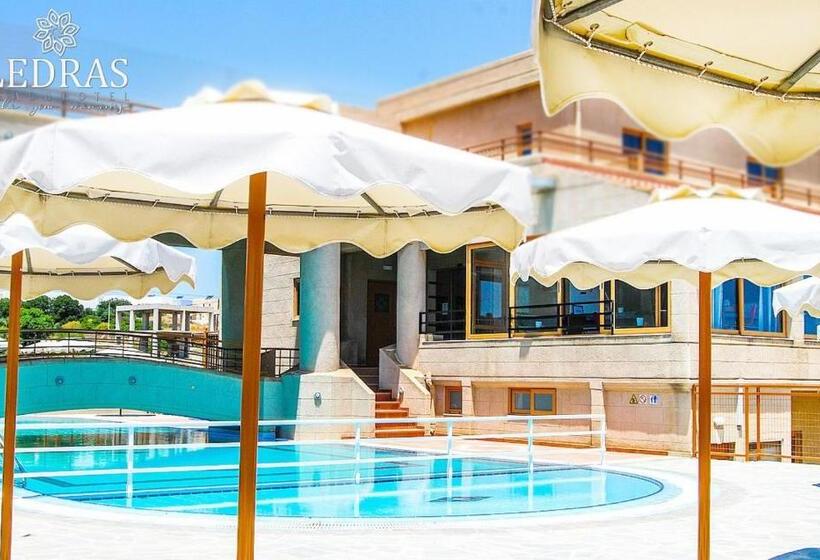 Отель Ledras Beach