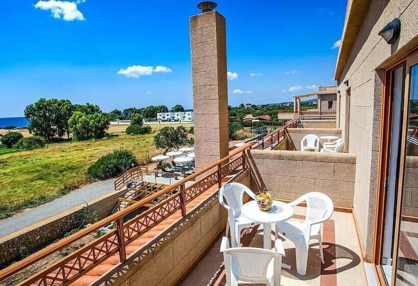 Отель Ledras Beach