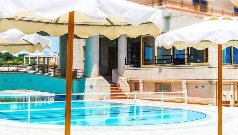 Отель Ledras Beach