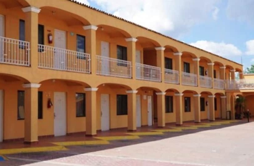 Отель Maria Luisa Inn & Suites