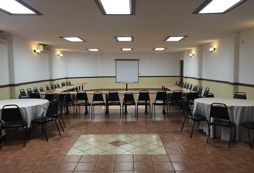 酒店 Maria Luisa Inn & Suites