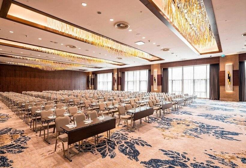 Отель Sheraton Grand Istanbul Atasehir