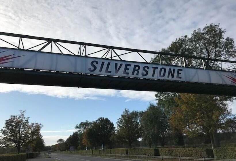 ホテル Silverstone Golf Club &