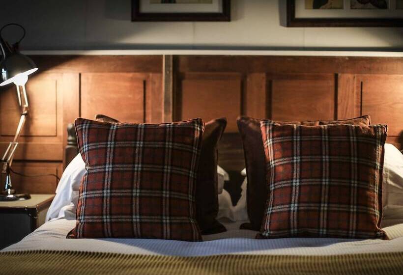 Отель The Plough Bicester