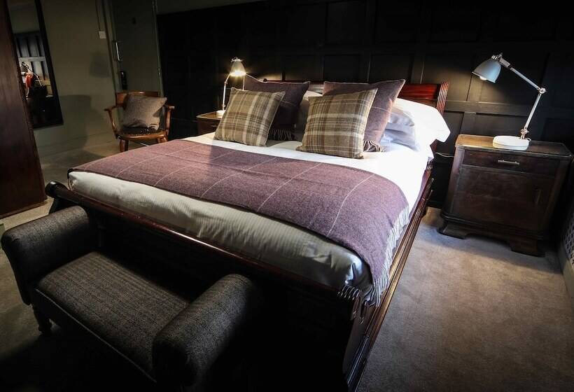 Отель The Plough Bicester