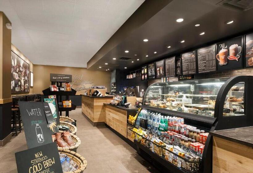 בית מלון כפרי Wyndham Garden Laguardia South